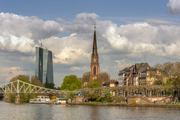Fototapeta na wymiar Stadtansicht von Frankfurt am Main mit EZB und Dreikönigskirche