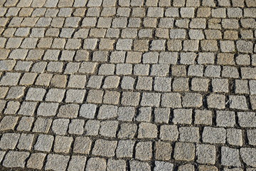 Natursteinpflaster in Reihe verlegt