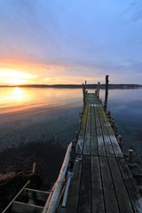 malerischer Steg am Meer