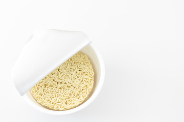 お湯入れる前のカップラーメン