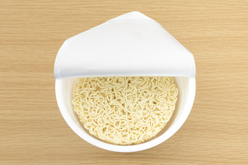お湯入れる前のカップラーメン