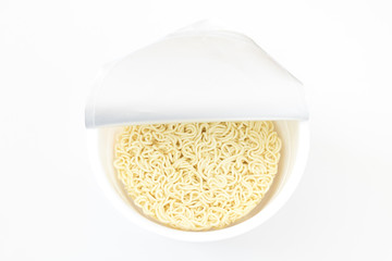 お湯入れる前のカップラーメン