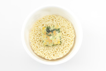 お湯入れる前のカップラーメン