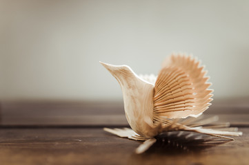 Objet décoratif en bois en forme d'oiseau