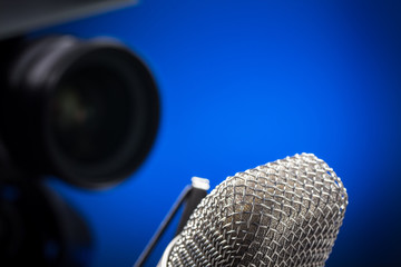 Mikrofon und Kamera vor blauen Hintergrund