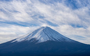 Fototapeta premium closeup mountain fuji on cloudscape blue sky