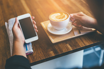 hand using smartphone in coffee shop