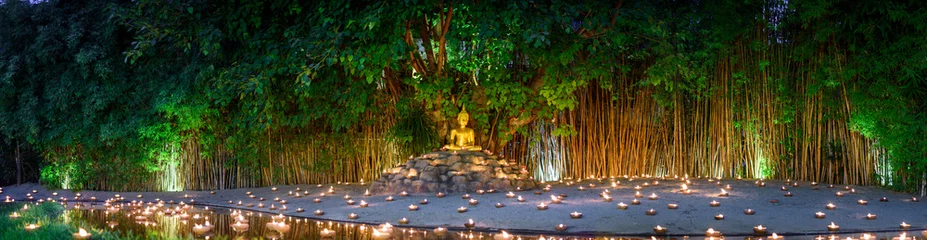 Foto op Aluminium monniken die & 39 s nachts met veel kaarsen in de Thaise tempel mediteren, Chiangmai, Thailand, © jaboo_foto
