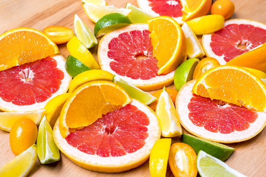 Grep slices with other citrus fruits