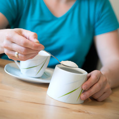 Kaffee mit Zucker, ein Löffel Zucker