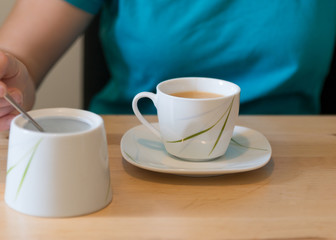 Kaffe und Zucker stehen auf dem Tisch, süßen