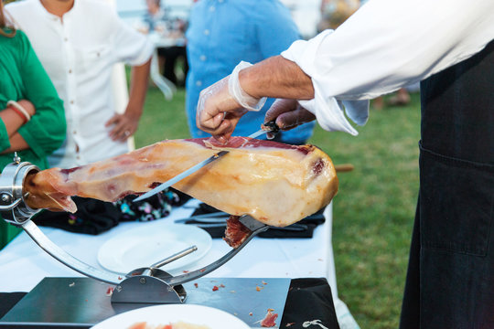 Man slicing a jamon iberico de bellota