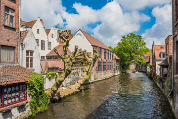 Fototapeta na wymiar Boats full of tourist enjoying Bruges