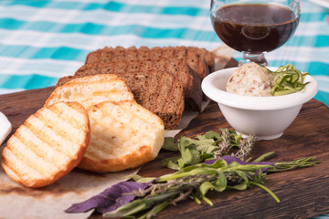 Лёгкая закуска из гренок и паштета с орехами. A light snack of toast and pate with nuts

