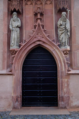 Fototapeta na wymiar Nordportal der Justinuskirche in Frankfurt-Hoechst