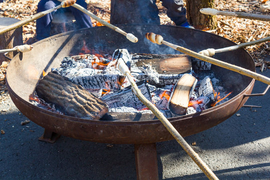 Stockbrot f&uuml;r Kinder an der Feuerschale