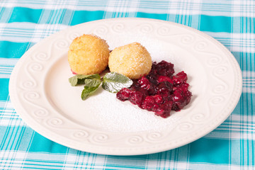 Вкусный десерт из пончиков с клюквенным вареньем . Жаренные пончики с вареньем и листиком мяты. Tasty dessert from donuts with cranberry jam. Fried donuts with jam and a leaf of mint
