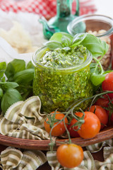 Gruenes Pesto mit Basilikum