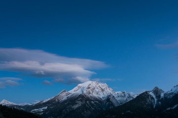 Die Berge Watzmann und Hochkalter mit Wolken am Abend