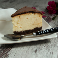 Delicieux morceau de gateau de fromage avec le chocolat au lait