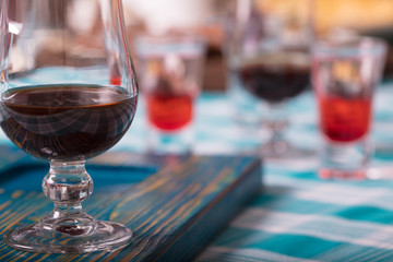 Бокал с красным вином в ресторане. A glass of red wine in the restaurant
