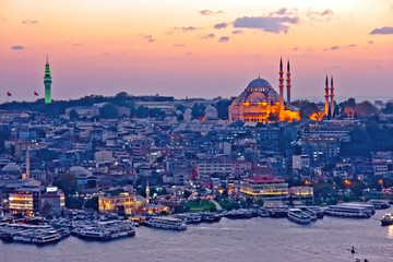 Obraz premium Istanbul at dusk. Sunset over Golden Horn. Mosque