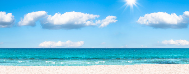 heiter wolkenhimmel über dem meer