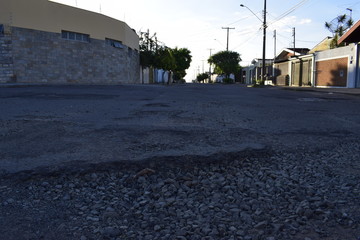 Fototapeta na wymiar Rua de asfalto em cidade de concreto