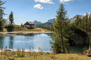 Obraz premium Lago di Federa wunderschöner Bergsee in der Nähe von Cortina d’Ampezzo_006