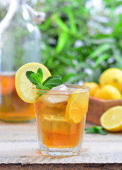 Vaso de Te frio de limón y menta