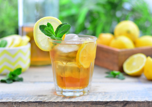 Vaso de te frio de menta y lim&oacute;n