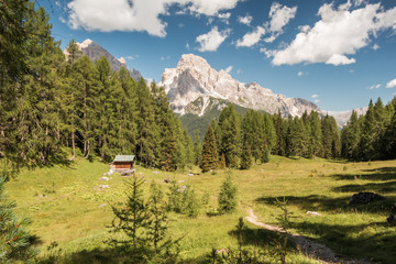 Fototapeta na wymiar Kleine Hütte auf dem Weg zum Lago di Federa, in der Nähe von Cortina d’Ampezzo.