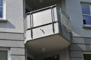 Fototapeta premium Moderner Balkon mit Metall-Geländer an Wohngebäude