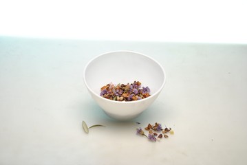 Bowl, bol, con poutpourri, pupurri, perfume, sobre fondo claro.