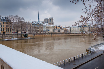 Paris et Notre-Dame sous la neige