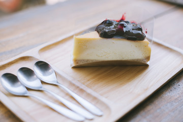 Cake with cream cheese and fresh blueberries