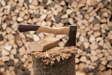 Axt vor Holzstapel © Alexandra