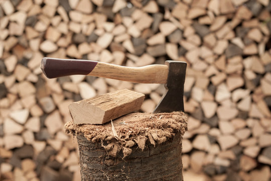Axt vor Holzstapel