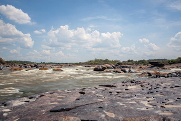 Langzeitbelichtung von Wildwasser und Stromschnellen im Orinoco. Grenzfluss zwischen Venezuela