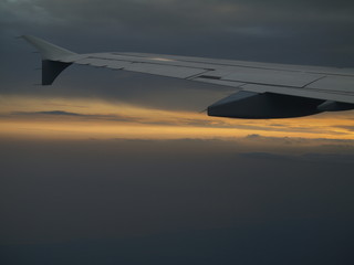 Obraz premium Sonnenuntergang im Flugzeug - über den Wolken