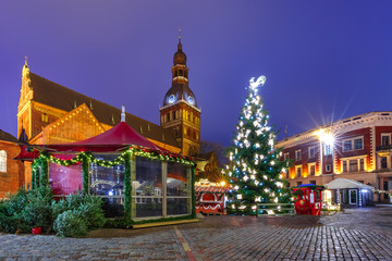 Fototapeta premium Decorated and illuminated Christmas tree, Christmas Market and the Cathedral of Saint Mary at Cathedral Square, Doma laukums, Riga, Latvia.