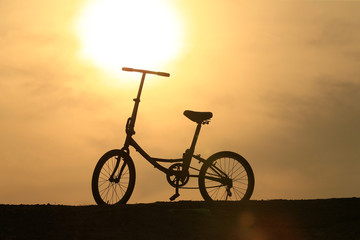 Fototapeta na wymiar A parked bike in the setting sun
