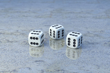 Drei Würfel mit Sechsen