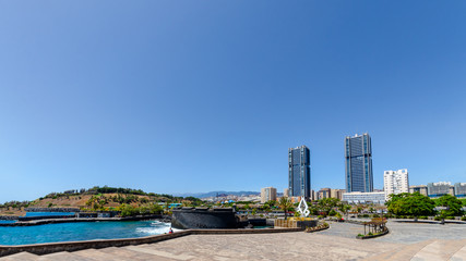 Fototapeta premium Ein Rundgang durch Santa Cruz de Tenerife, der Hauptstadt von Teneriffa und der Regierungssizt der Kanarischen Inseln.