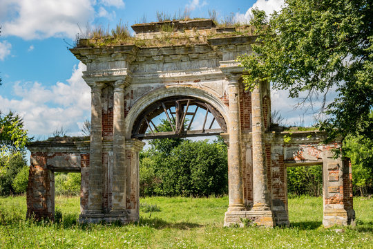 TROITSKOE, RUSSIA - AUGUST 2017: The Vorontsova-Dashkova Manor. The front gate of the estate of landlady Vorontsova-Dashkova in Troitsk