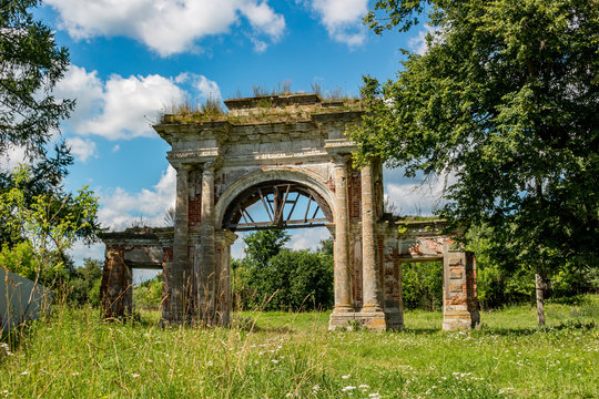TROITSKOE, RUSSIA - AUGUST 2017: The Vorontsova-Dashkova Manor. The front gate of the estate of landlady Vorontsova-Dashkova in Troitsk