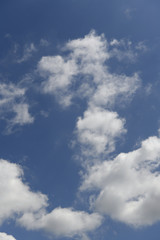 青空と雲「空想・雲のモンスター」積み重なる,伸びあがる,重なる,幾つもの顔などのイメージ