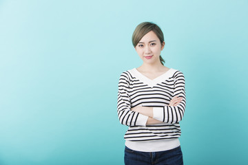 Obraz premium 腕組みする若い女性