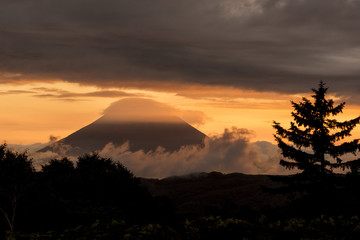 夕暮れの、雲の垂れ間の羊蹄山