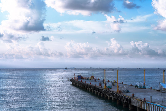 Sobre el puerto de Playa del Carmen  hay muchas nubes.